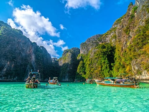 https://img.freepik.com/free-photo/pileh-blue-lagoon-phi-phi-island-thailand_231208-1487.jpg