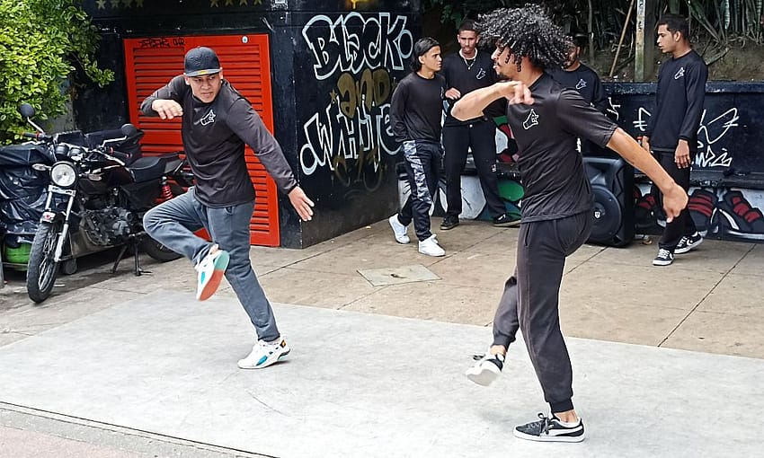 Black and White Dance Group Comuna 13